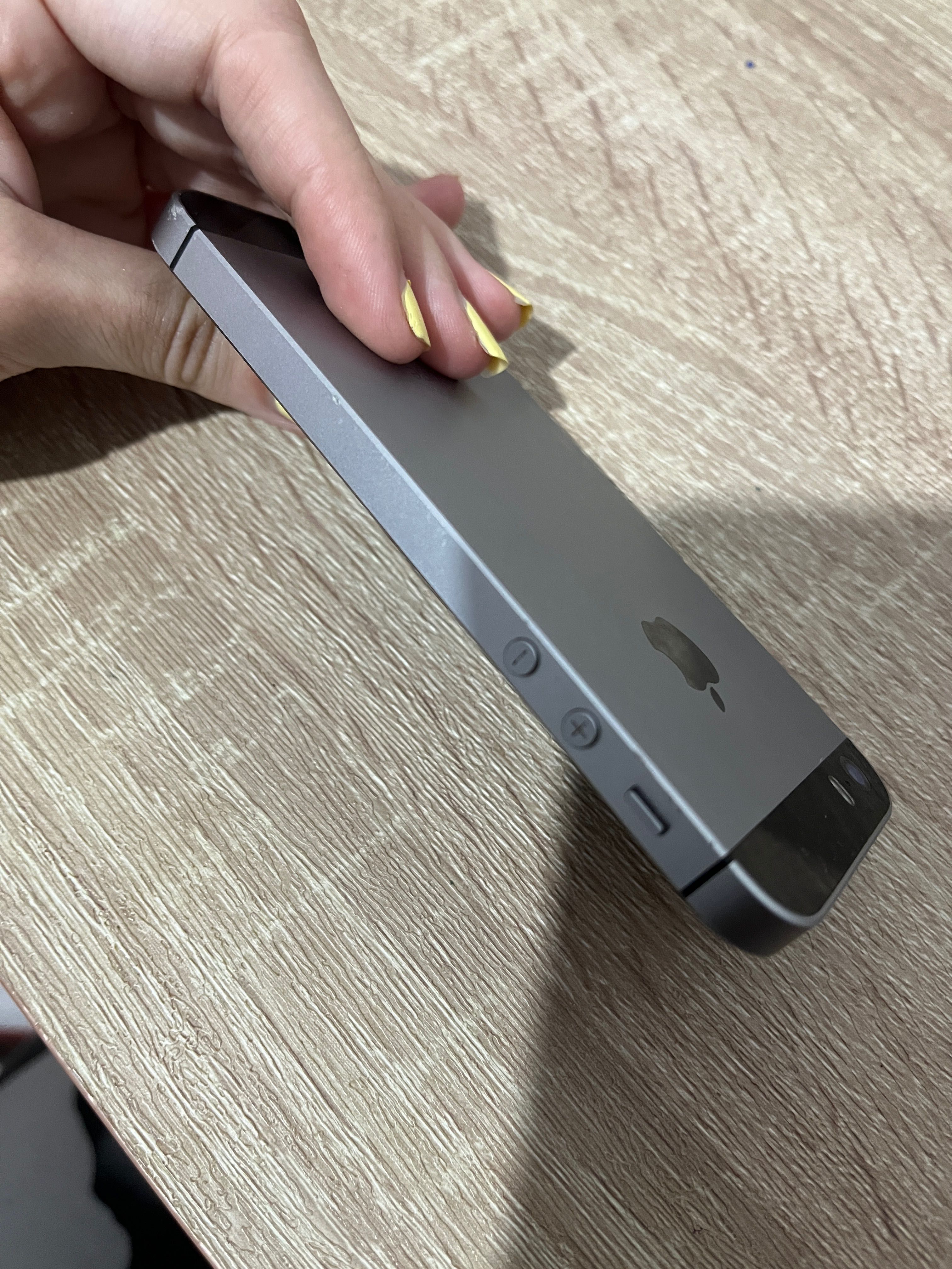 iPhone SE cinzento escuro
