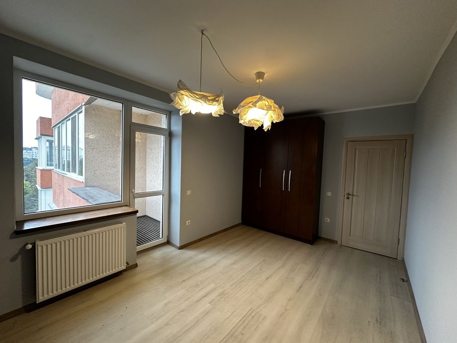 Продається простора 2-кімнатна квартира з коморою біля центру міста!