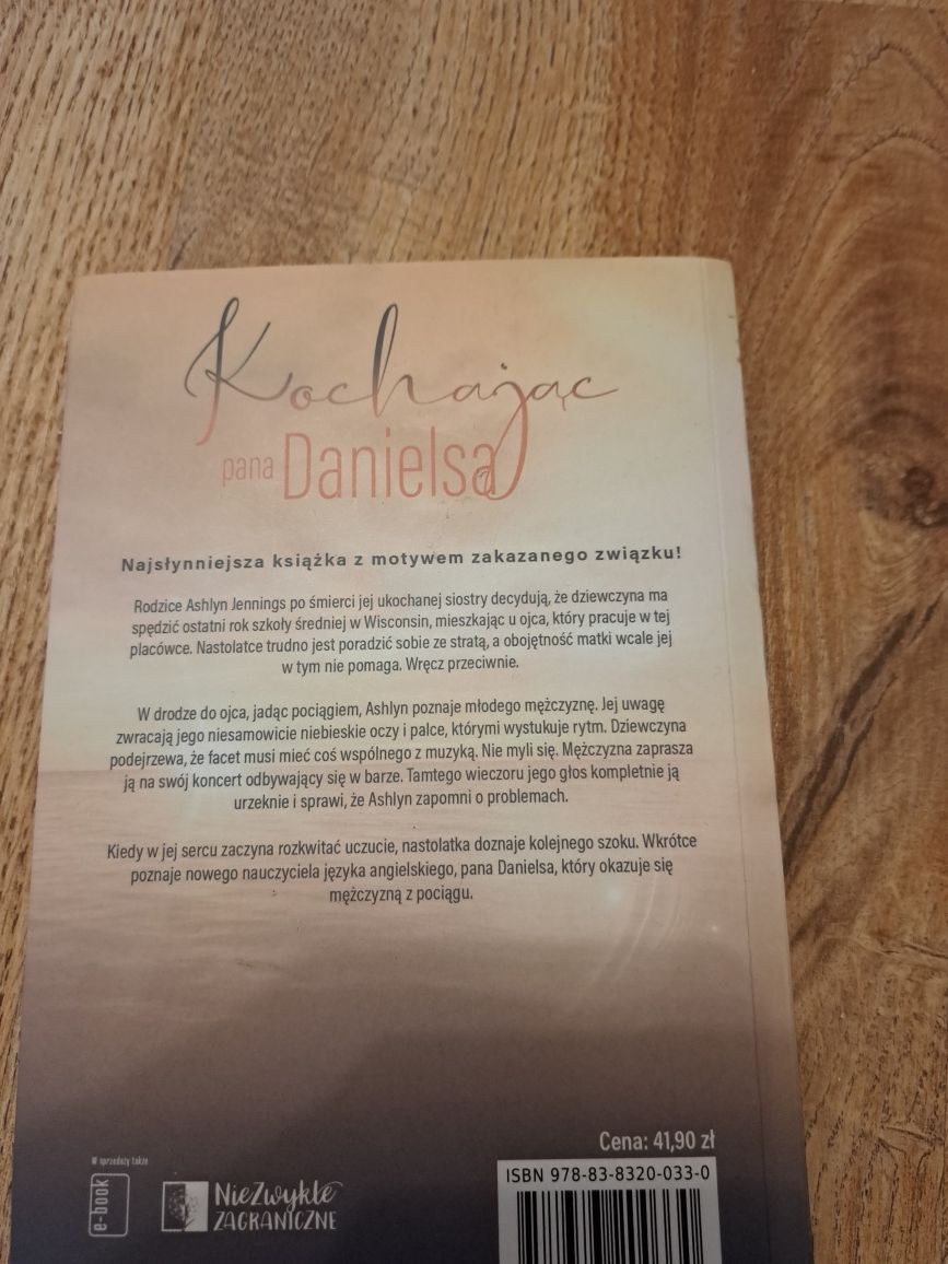 Romans Kochając pana Danielsa Brittainy C. Cherry