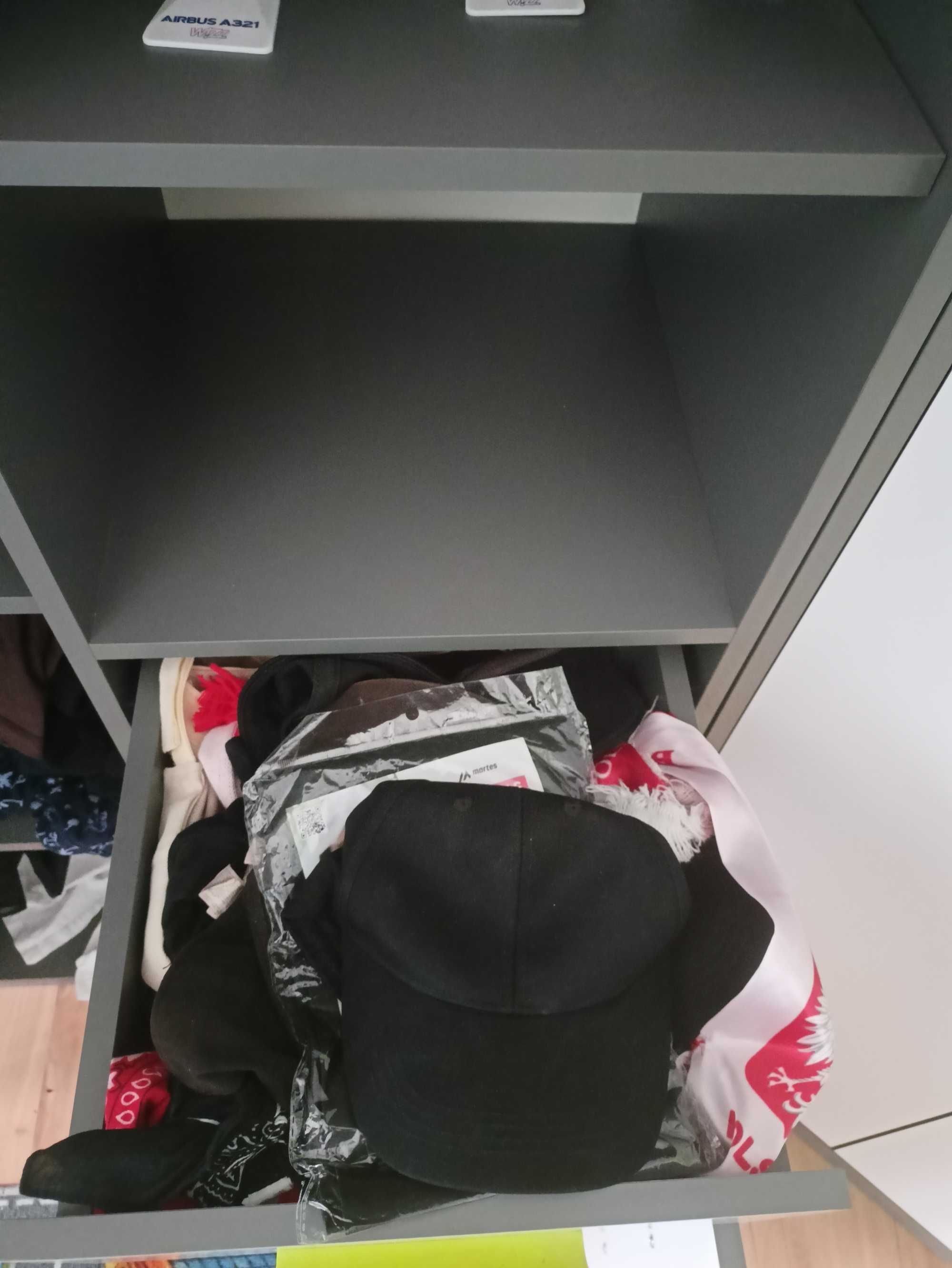 Zestaw mebli do pokoju młodzieżowego w  bardzo dobrym stanie