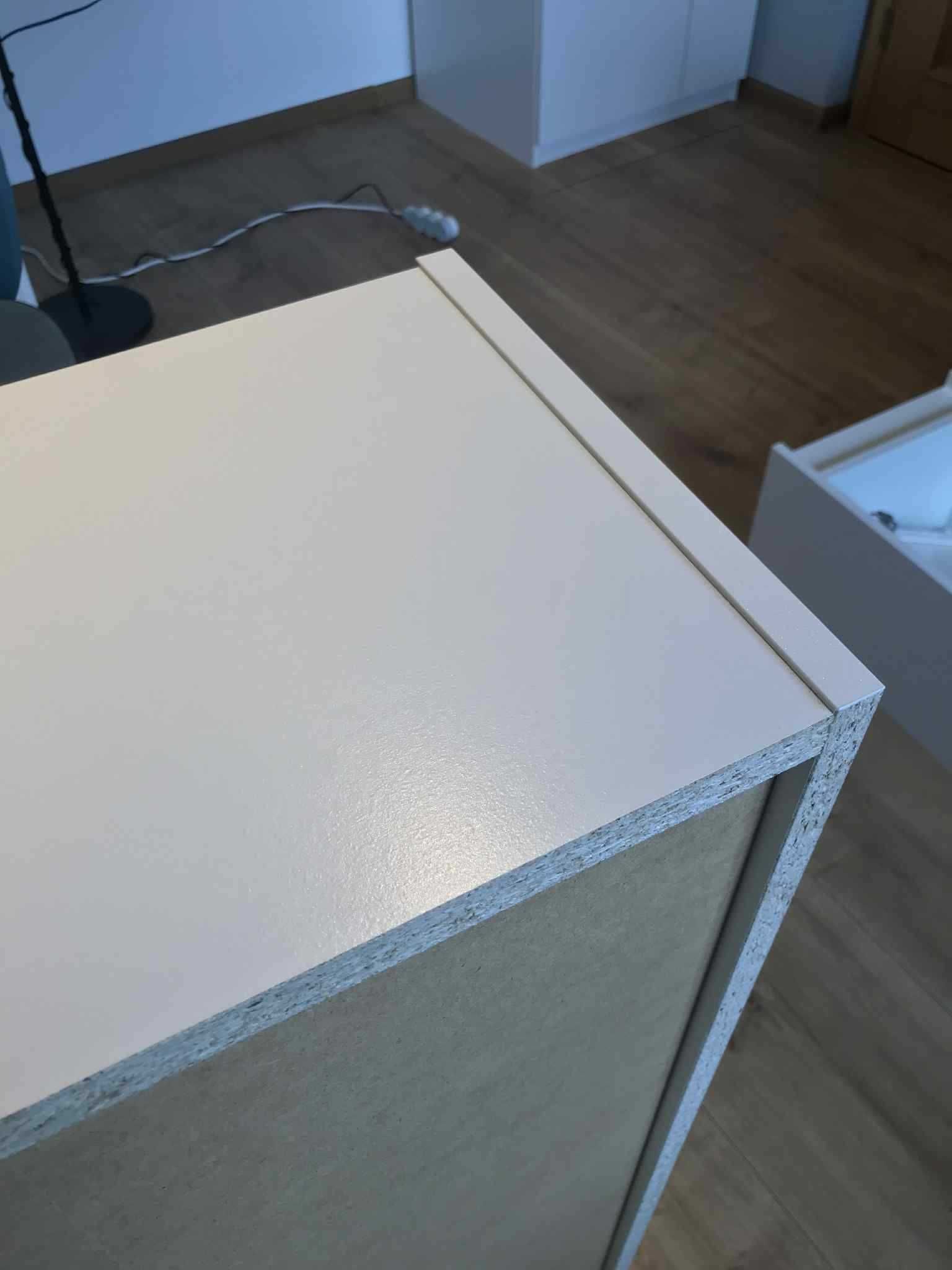 Biała komoda z trzema półkami – 106×80×28 cm, pojemna i uniwersalna