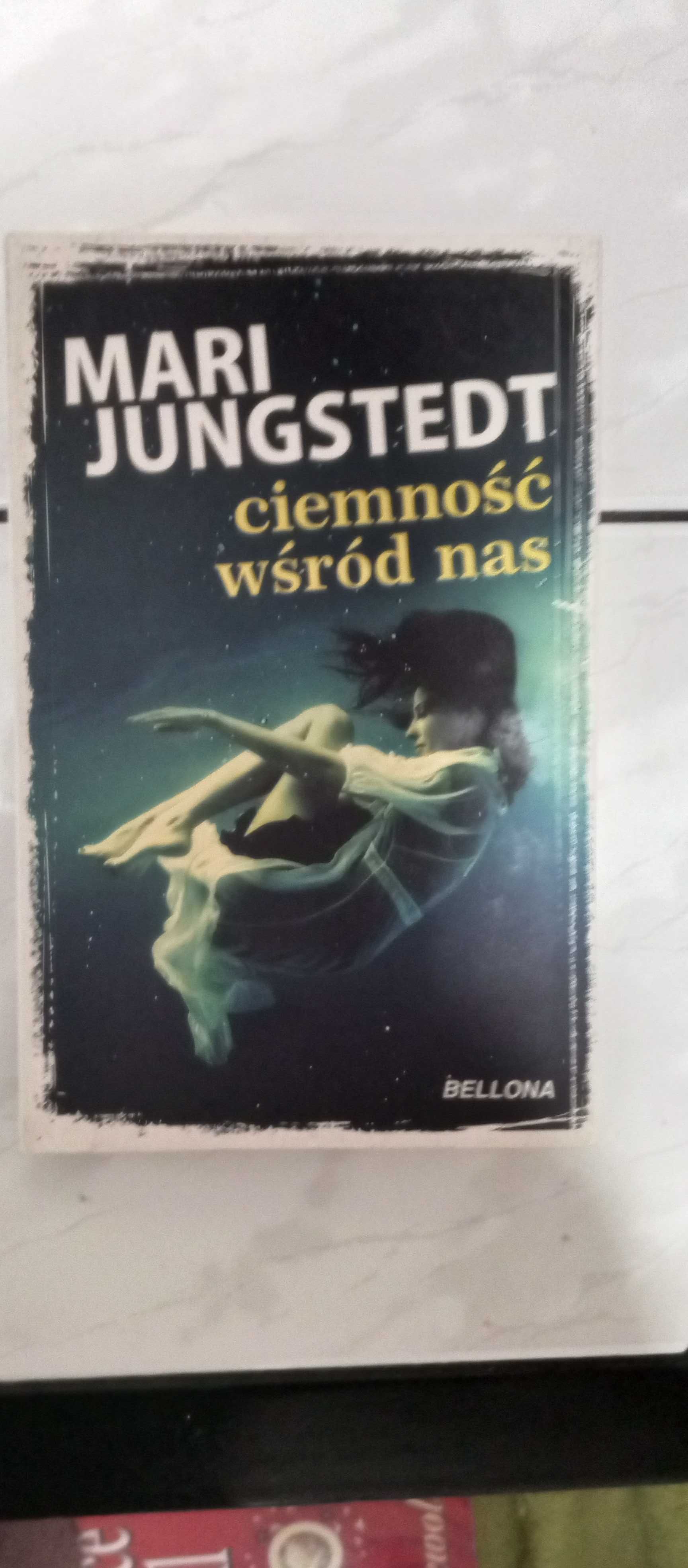CIEMNOŚĆ WŚRÓD NAS - Mari Jungstedt Cykl: Inspektor Anders Knutas