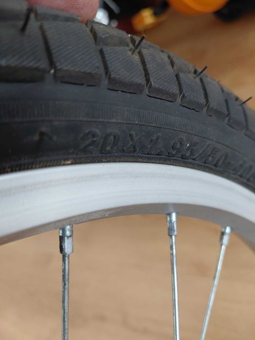 rower miejski z koszem na zakupy