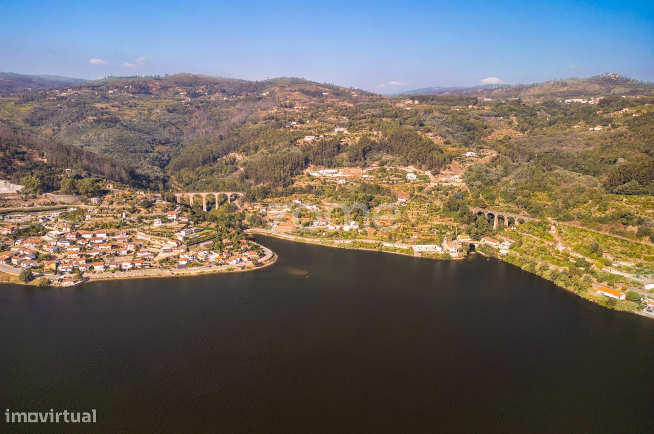 Moradia com terreno e vista rio - para recuperar - Cinfães