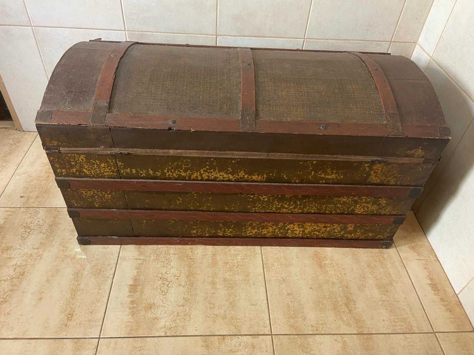 Arca antiga (madeira/metal)