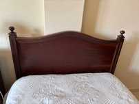 Cama de solteiro, com colchão + mesa de cabeceira