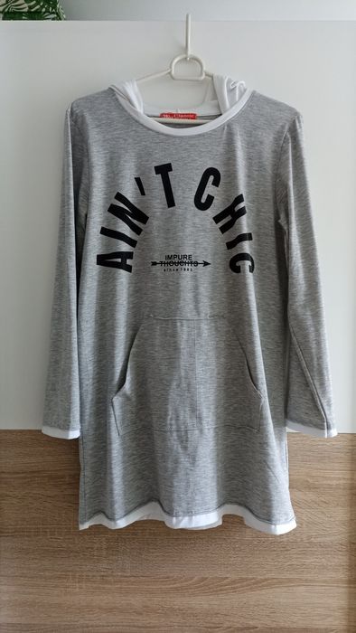 Tunika - bluza szara z białym wykończeniem.
