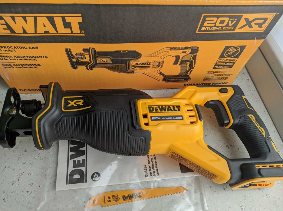 Аккумуляторная бесщеточная сабельная пила DeWalt DCS382B 20V MAX
