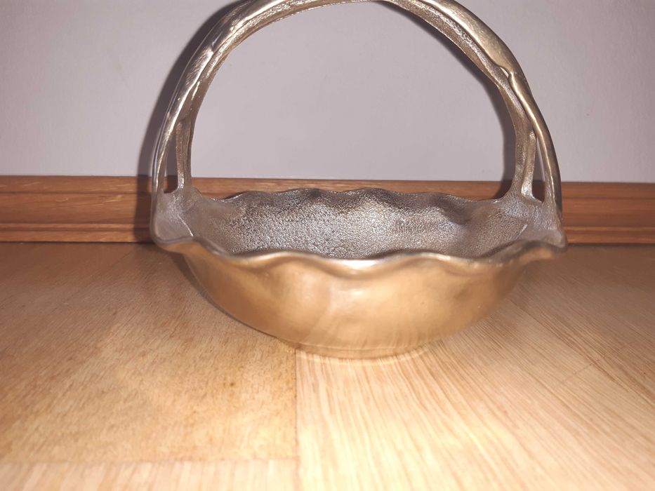 Stary koszyczek, owocarka wykonany ze starego mosiądzu