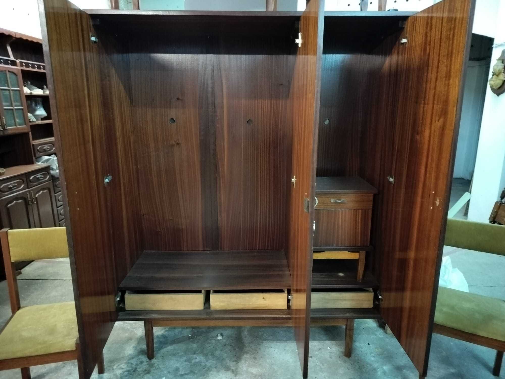 Roupeiro e CamaVintage  - Bom Estado