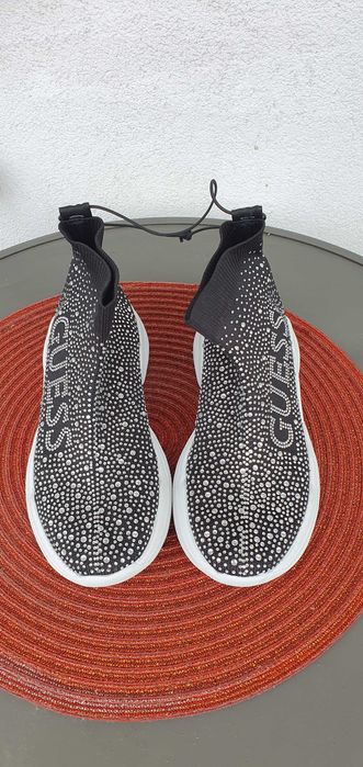 Sneakersy Guess z kryształkami
