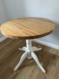 Stylowy stolik drewniany.