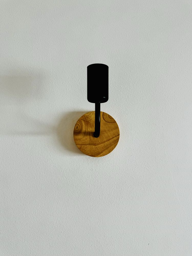 Aplique de Parede Retro em Metal Preto com Base de Madeira