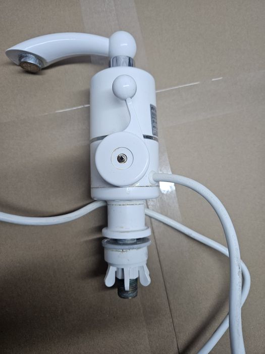 Elektryczny przepływowy podgrzewacz wody bateria