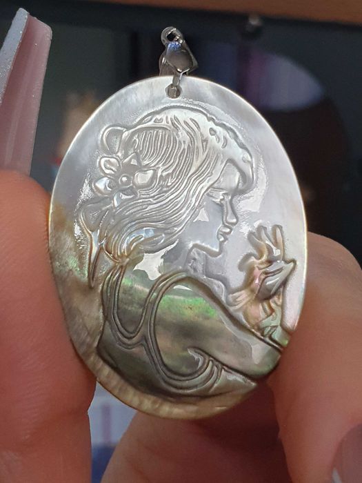 Pendente camafeu em concha com jovem / mulher / sereia em 3D