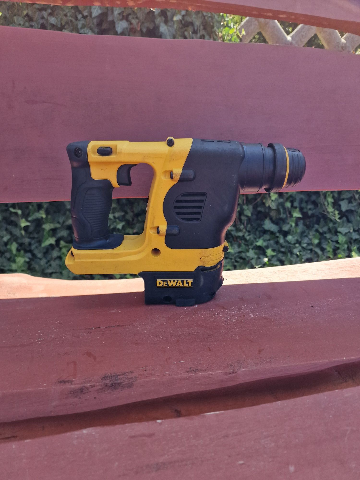 Dewalt DCH213 młotowiertarka uszkodzona