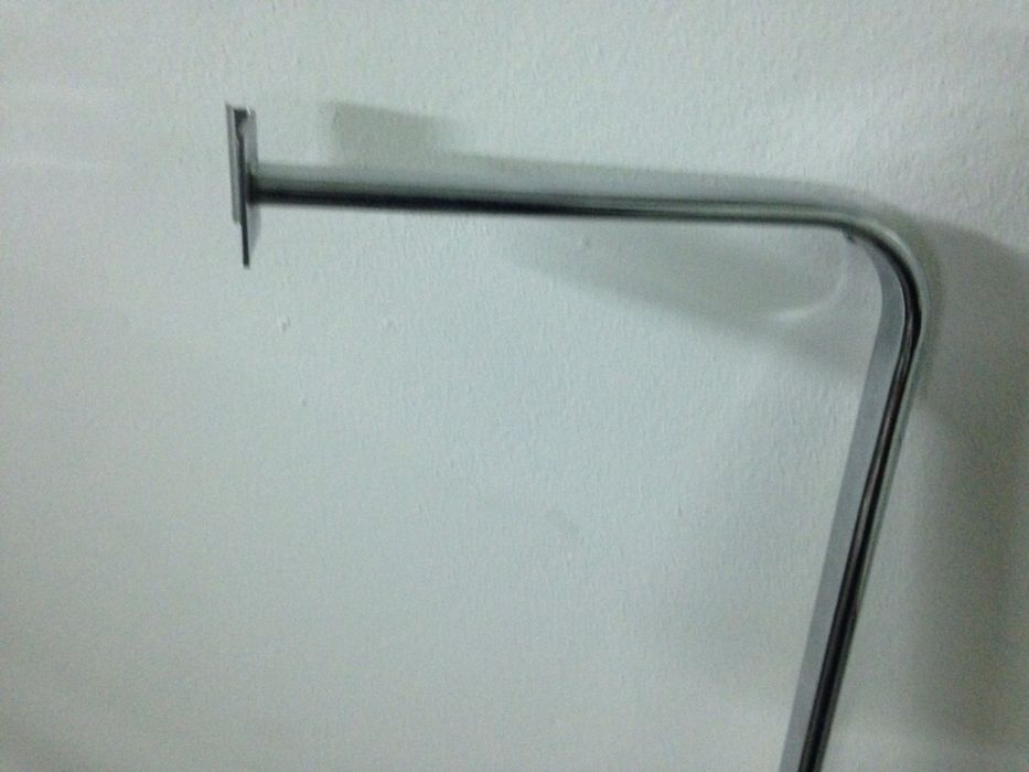 Artigo para fixar na parede ou na Multiregua como novo para por roupas