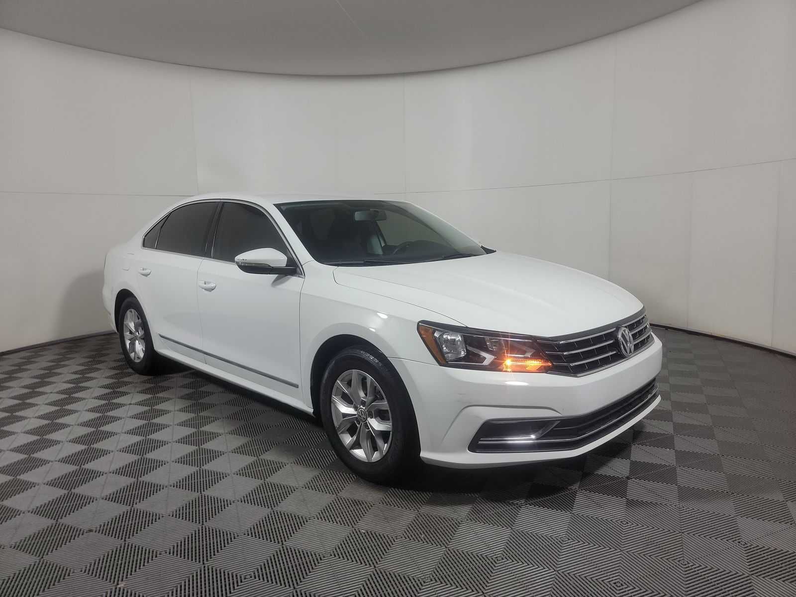 Volkswagen Passat 1.8T S 2016 року