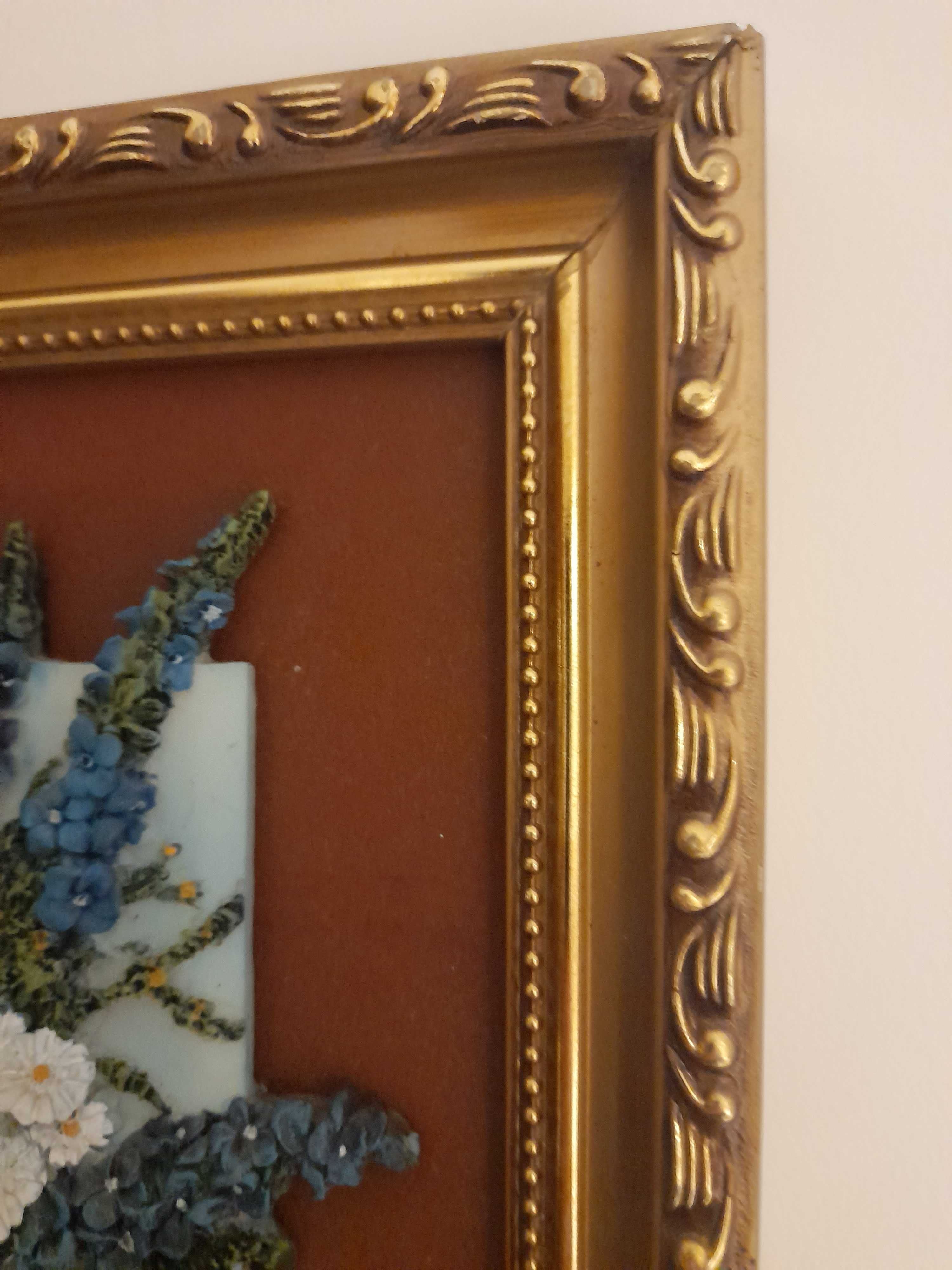 Quadro em relevo com moldura dourada
