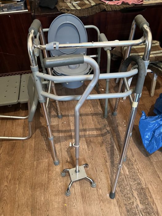 Ходунки, 2 тростини, туалет зі спинкою, крісло для купання. Нове.