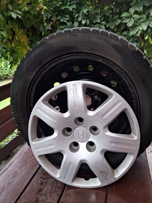 Felgi stalowe 4 szt. z oponami plus kołpaki.