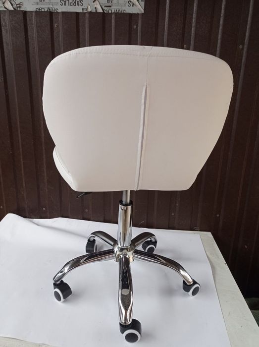 Стул на колесах для мастеров