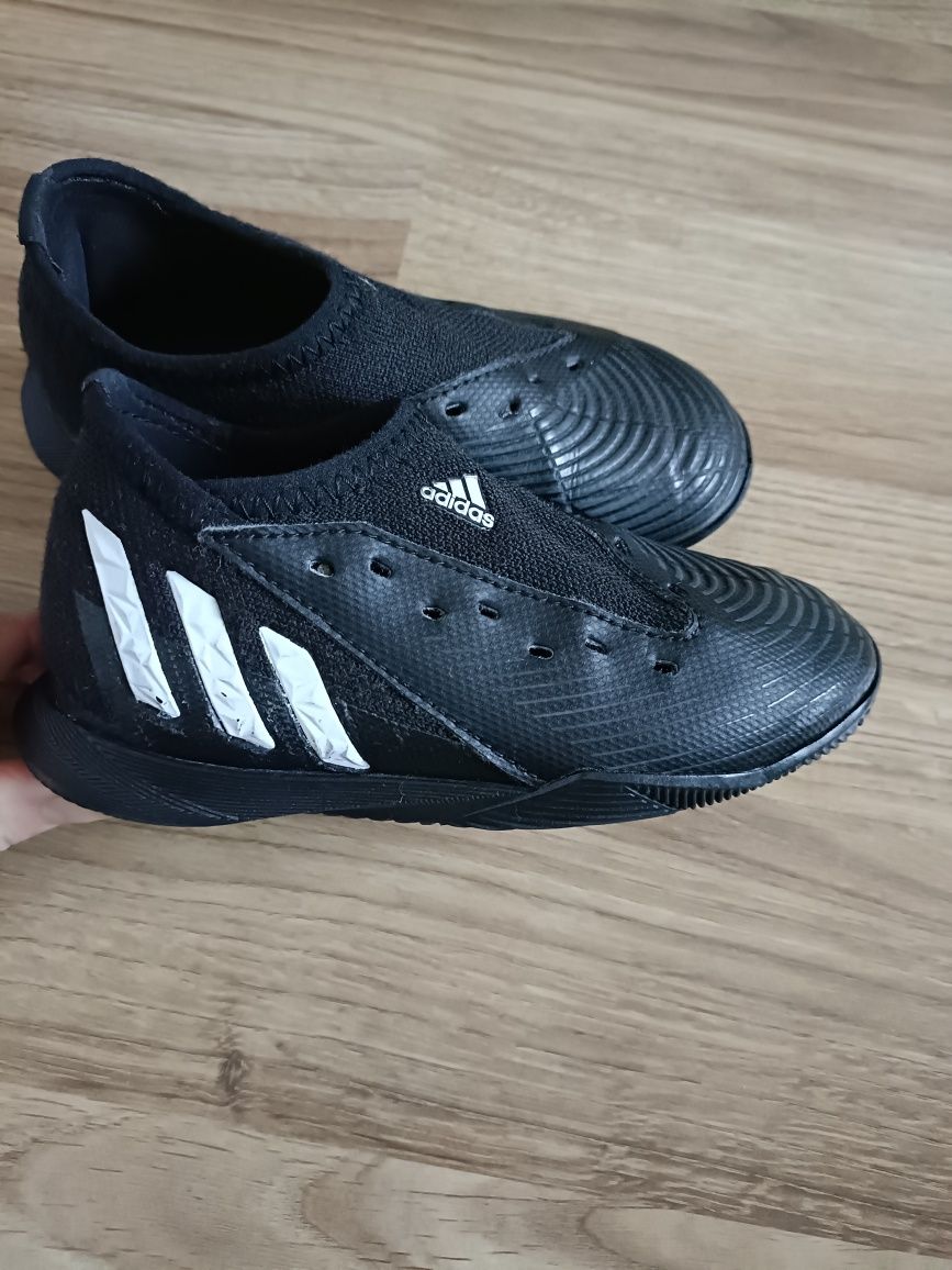 Buty halówki dla chłopca chłopięce na halę do gry w piłkę Adidas 28