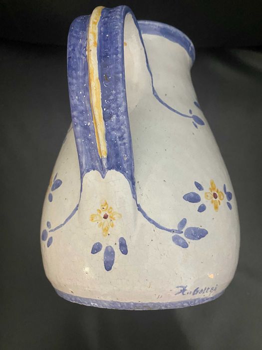 Jarra da Golegâ branca com flores amarelas e folhas azuis