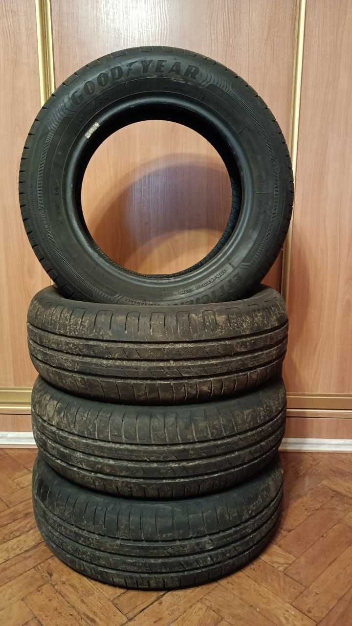 Автомобільні шини Goodyear EfficientGrip Performance 195/65 R15