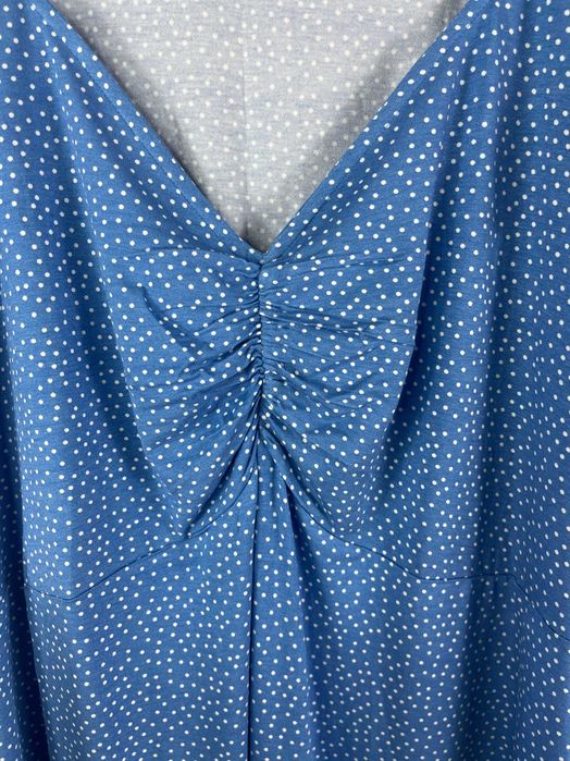 Niebieska wiskozowa sukienka w białe groszki Body Flirt rozmiar 52/54