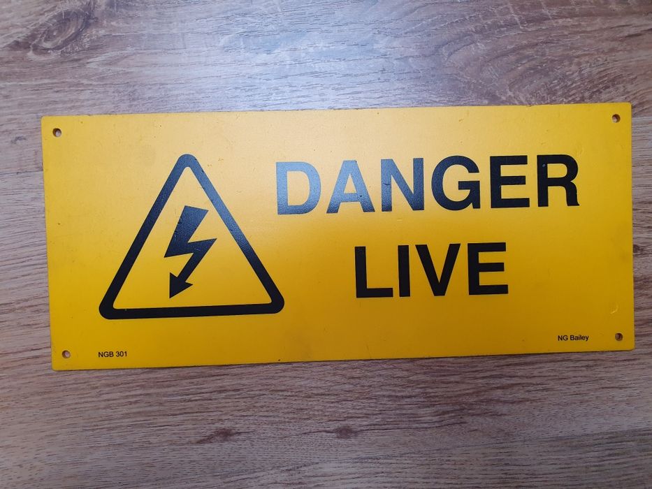Znak Danger Live 35,5cm x15cm