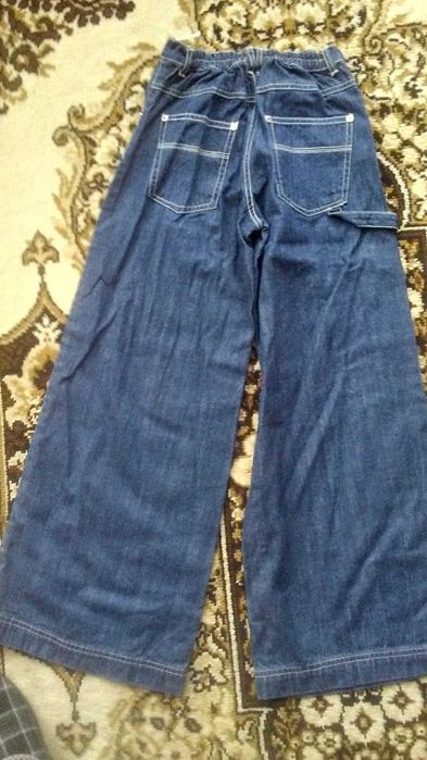 Широкі прямі джинси