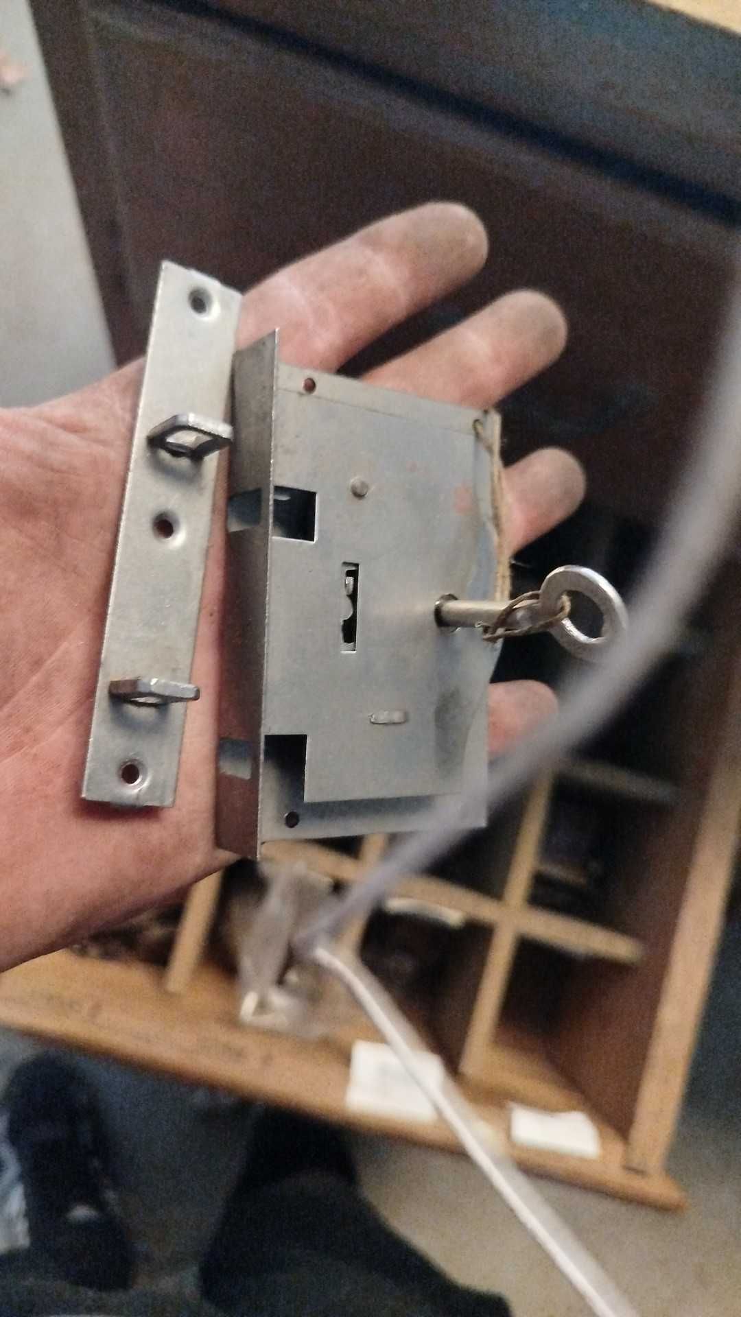Várias fechaduras vintage de vários modelos