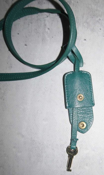 Marc Jacobs skórzana torebka z długim paskiem