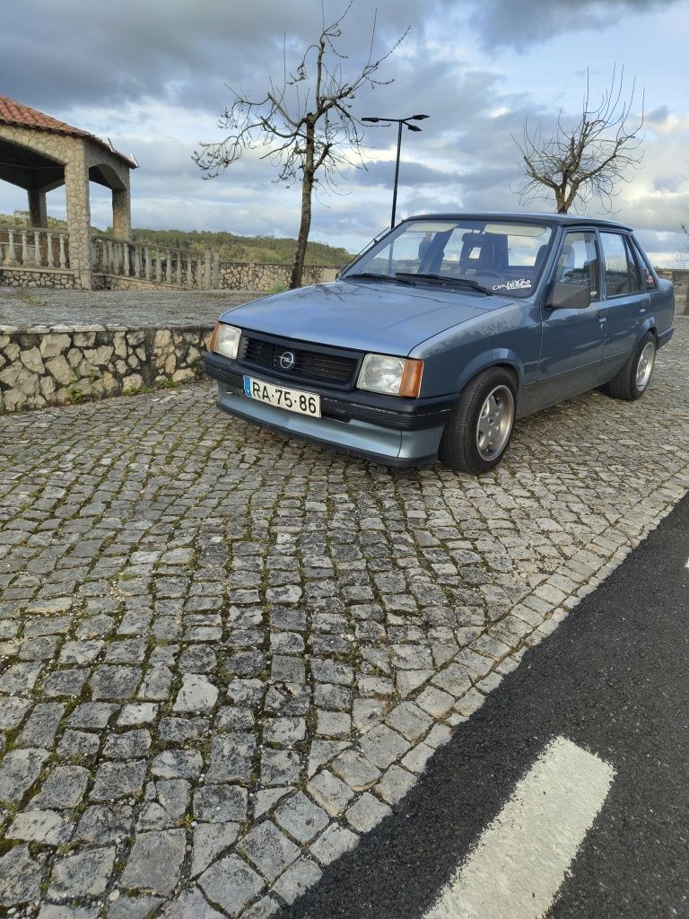 Corsa 1.2 tr clássico com bastantes extras