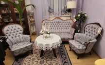 Antyki sofa z fotelami oraz porcelana