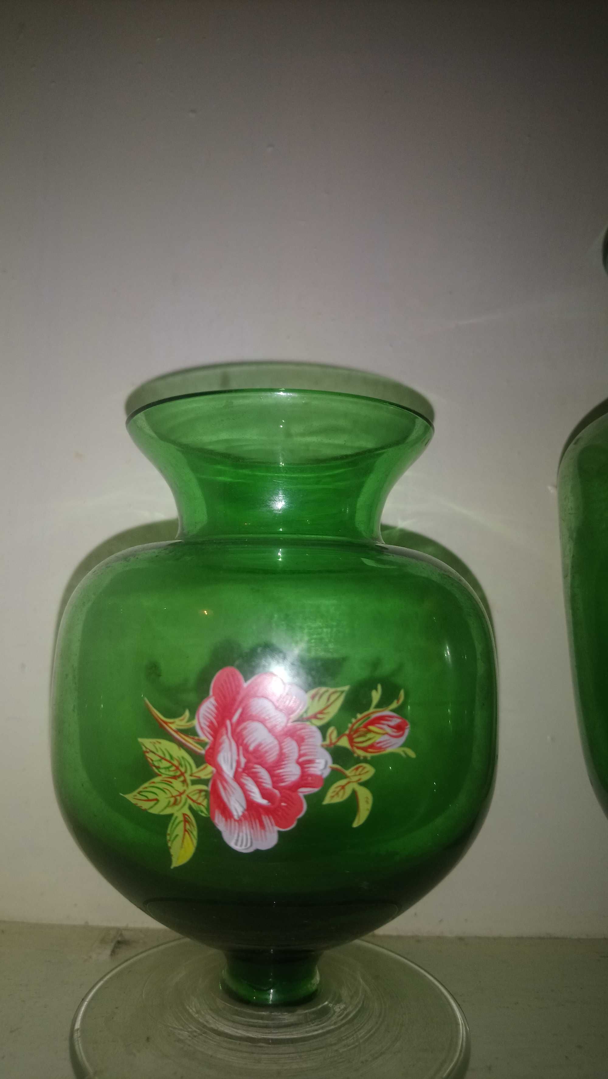 Оригинальная зеленая ваза из стекла с цветком для подснежников