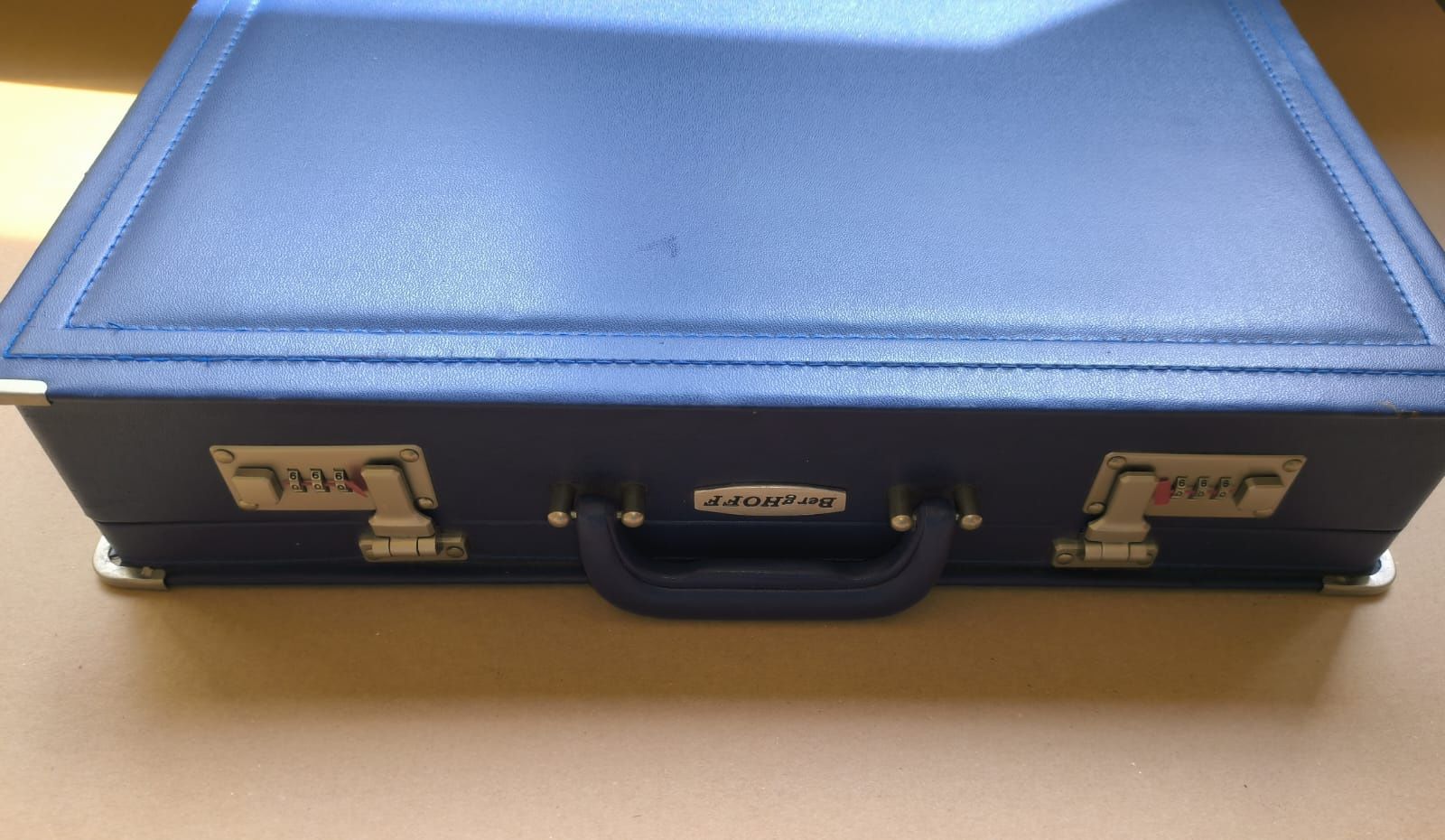 Синій чемодан BergHoff