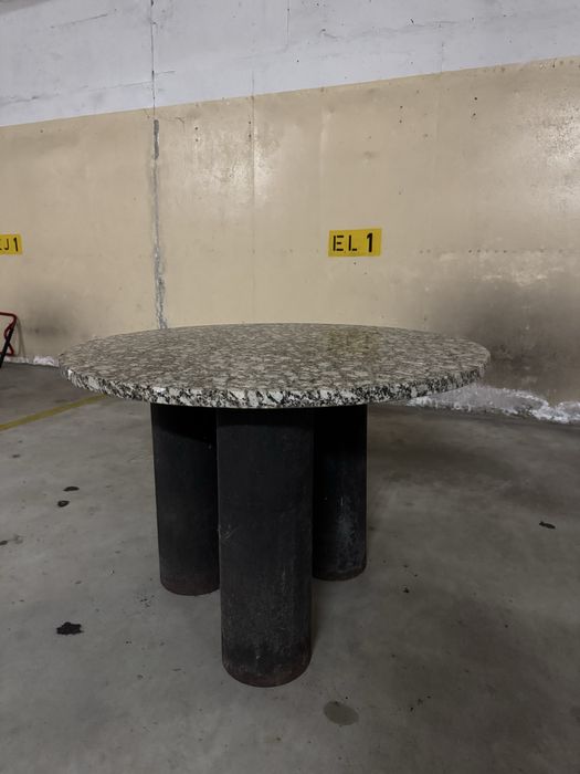 Mesa com tampo em granito