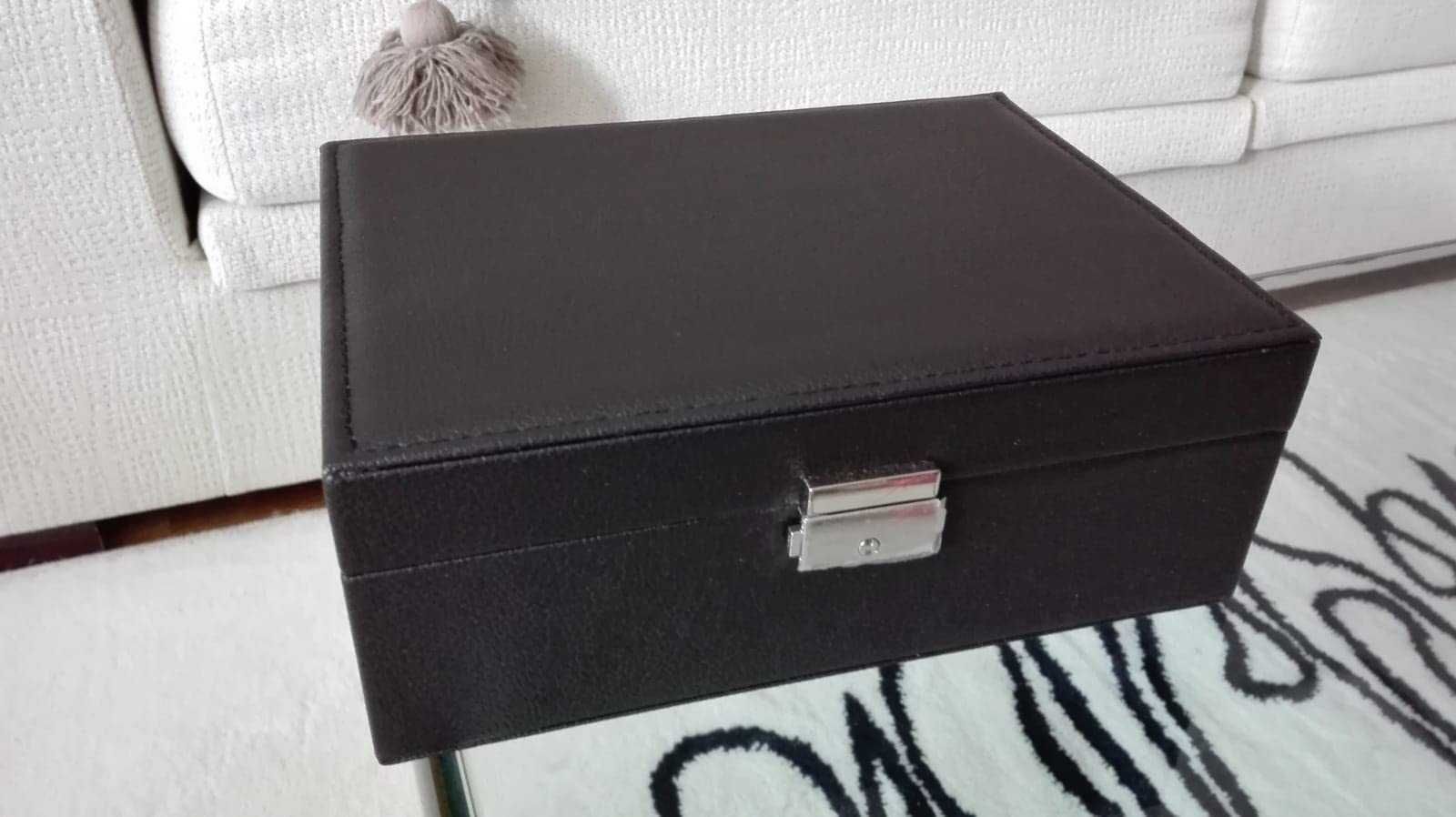 Czarna elegancka szkatułka organizer kuferek na biżuterię