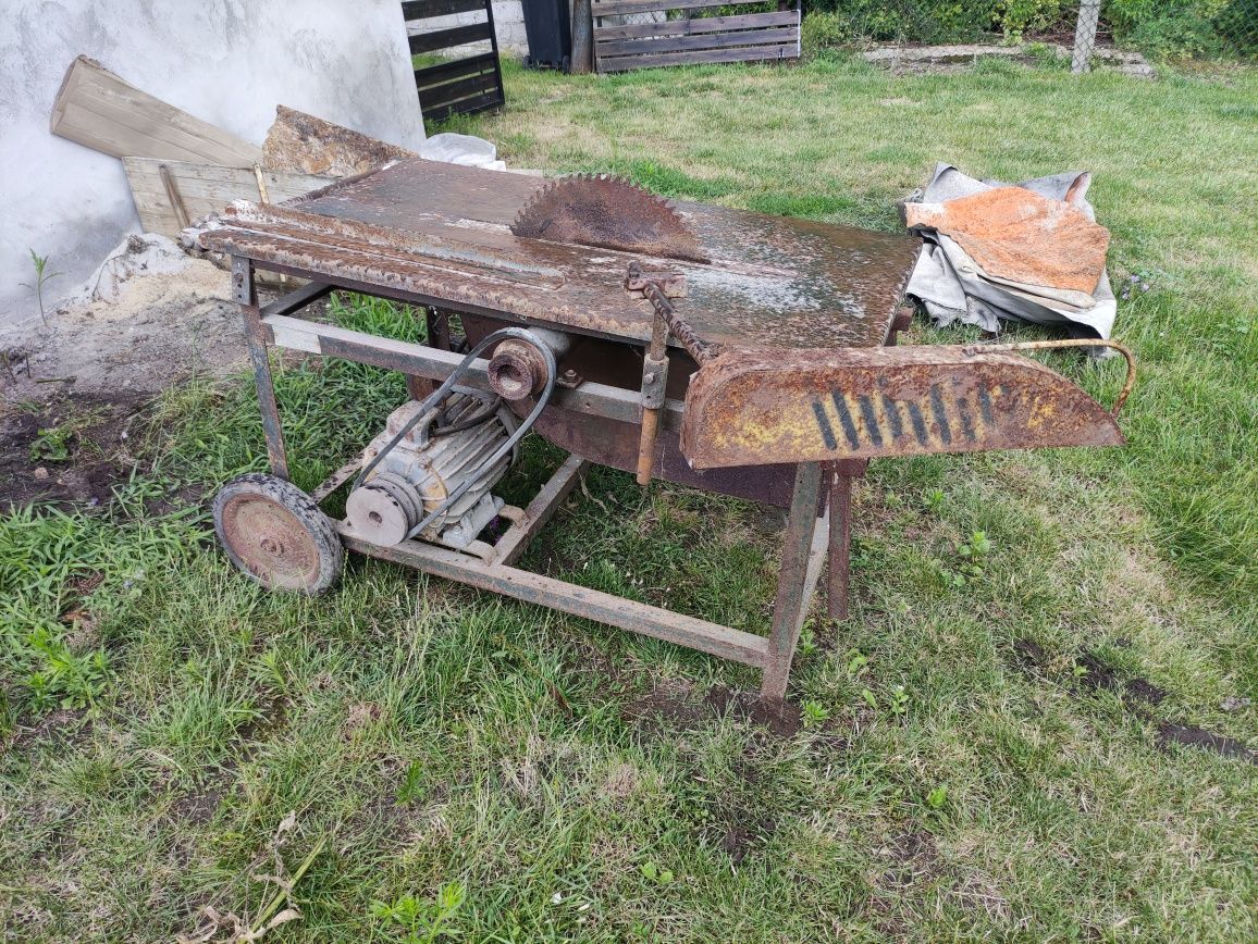 Krajzega do drewna na siłę, metalowa rama i blat, na kołach