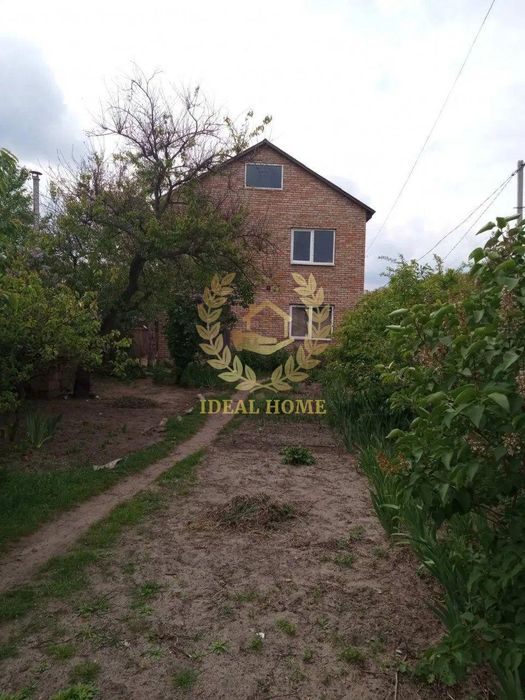 Продам будинок в центрі смт Борова