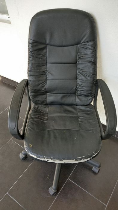 Duas Cadeiras escritório para desocupar. Sistema elevatório ok