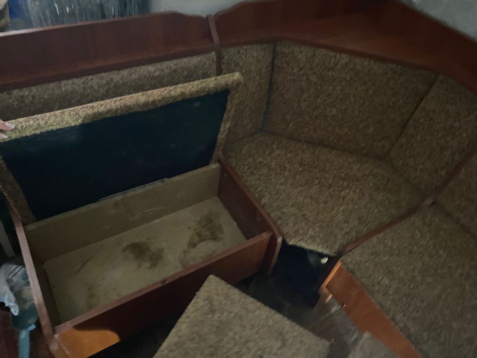 Кухонний уголок та дві табуретки