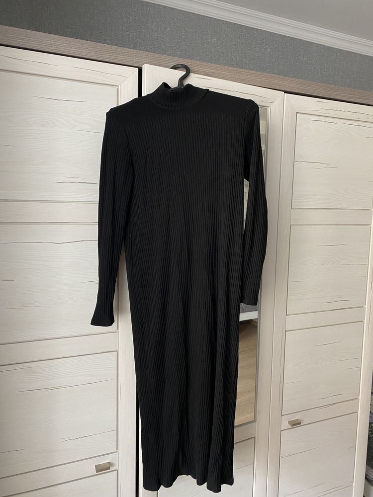Чорне плаття Zara в рубчик міді платье зара сукня