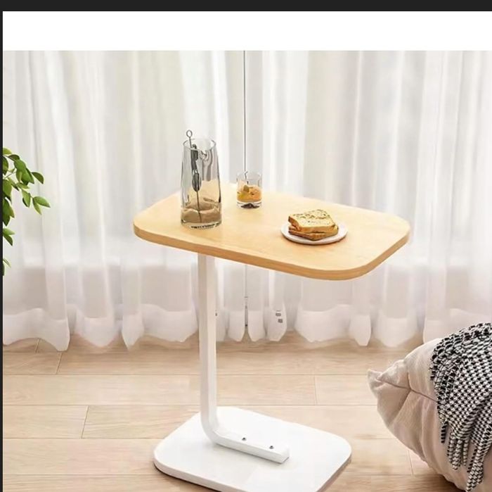 Stolik kawowy boczny w kształcie litery C nowoczesny salon