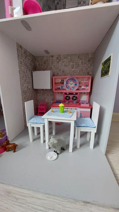 Bogato wyposażony domek dla lalek i lalka w ciąży