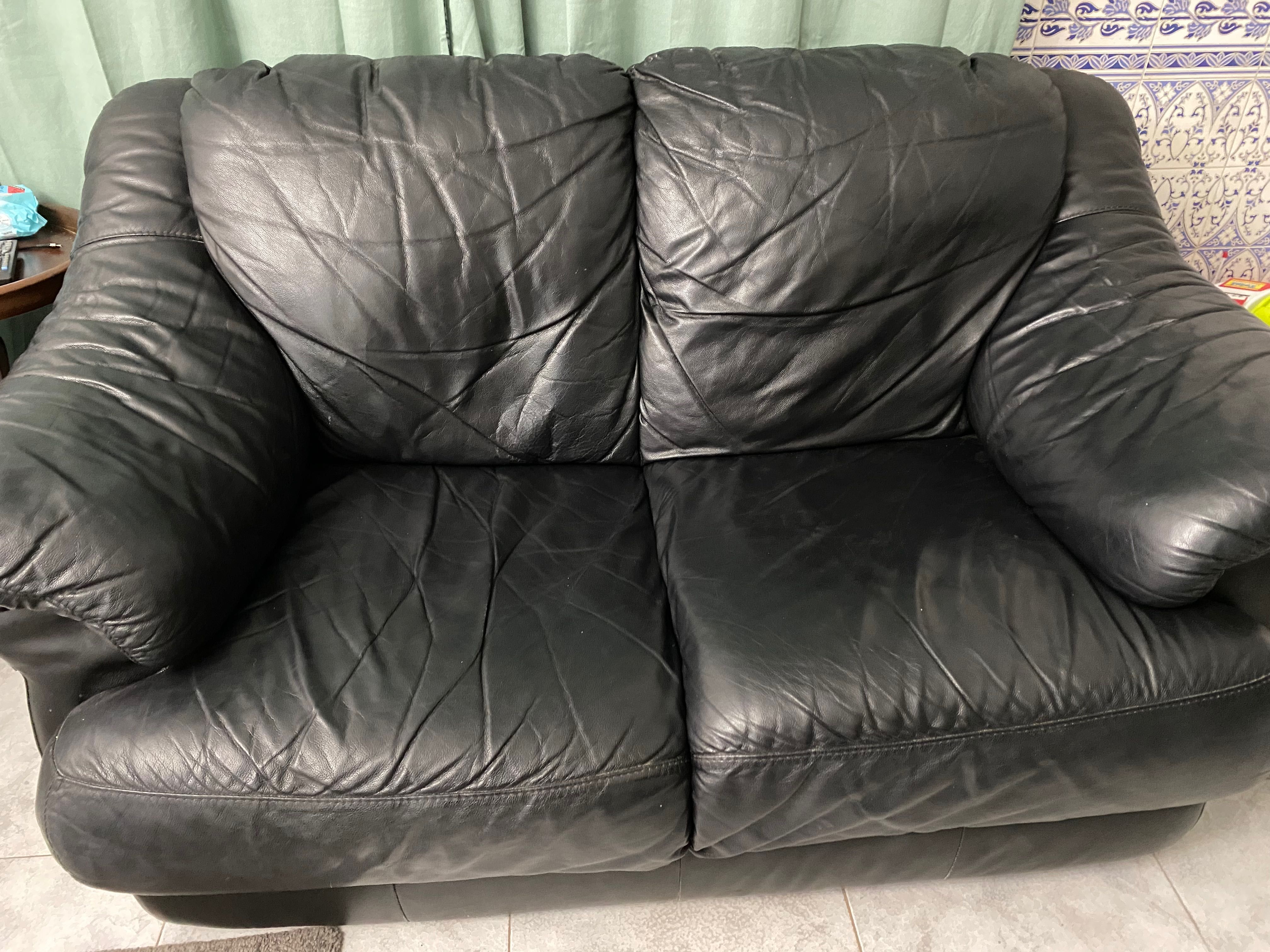 Sofa de pele preta com pouco uso