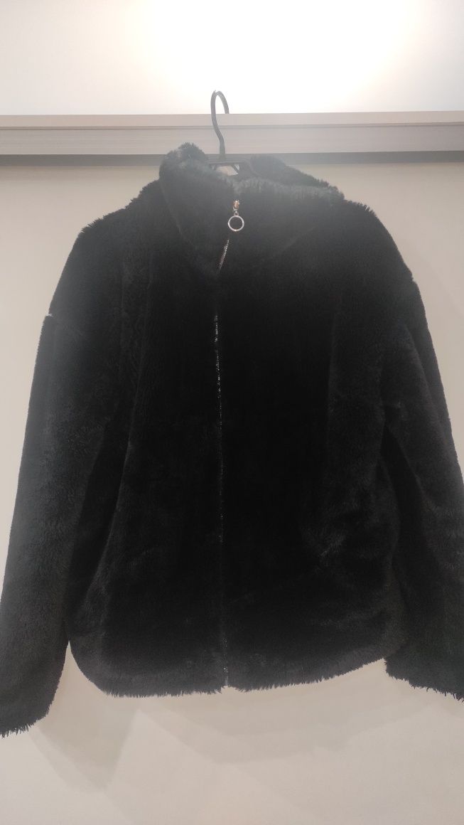 czarna kurtka z futerkiem