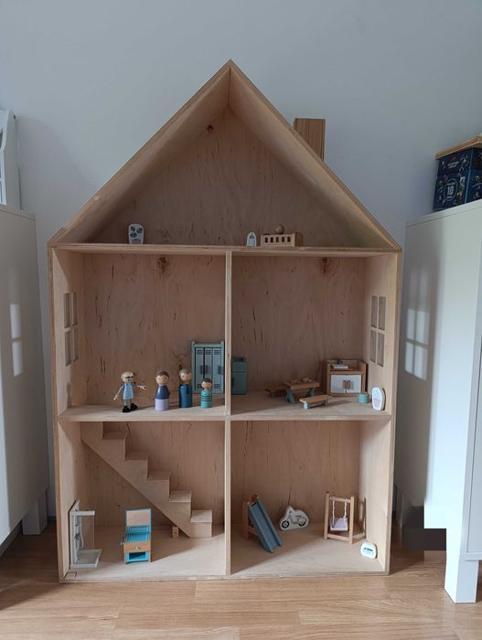 Duzy domek drewniany z mebelkami